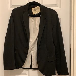 Cartonnier black blazer. L. Single button closure.